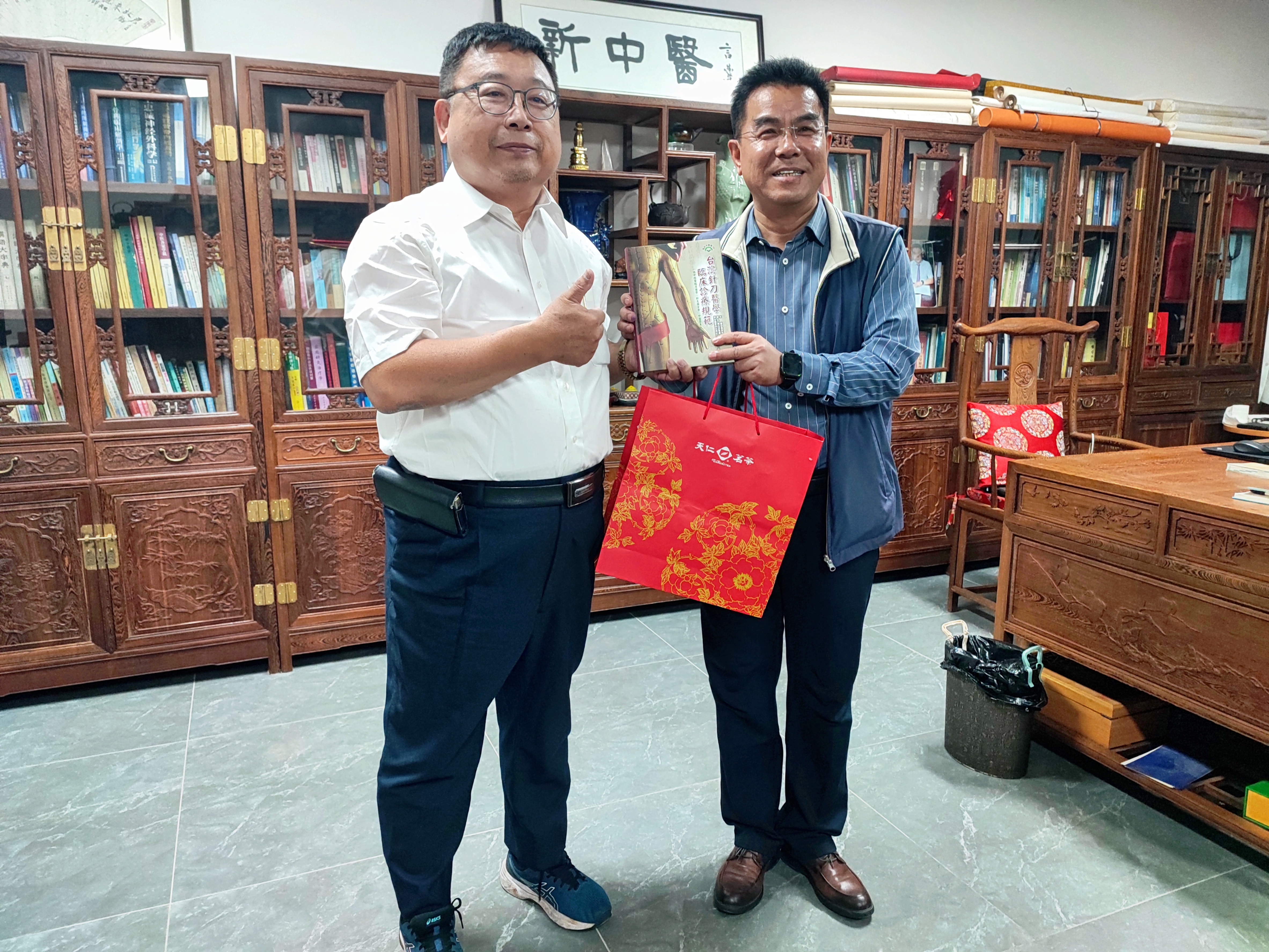 台湾中医学会会长高宗桂率团队来南京新中医学研究院考察交流